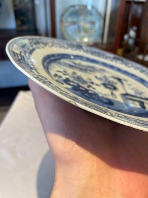 A group of thirteen Chinese blue, white and famille rose plates and a bowl, late Ming/early Qing — 照片 47