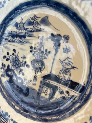 A group of thirteen Chinese blue, white and famille rose plates and a bowl, late Ming/early Qing — 照片 48