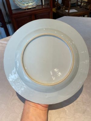 A group of thirteen Chinese blue, white and famille rose plates and a bowl, late Ming/early Qing — 照片 49