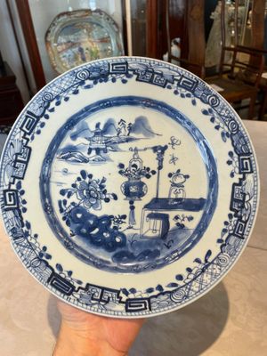 A group of thirteen Chinese blue, white and famille rose plates and a bowl, late Ming/early Qing — 照片 50