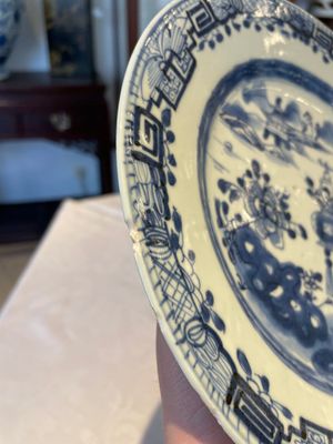 A group of thirteen Chinese blue, white and famille rose plates and a bowl, late Ming/early Qing — 照片 51