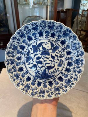 A group of thirteen Chinese blue, white and famille rose plates and a bowl, late Ming/early Qing — 照片 6