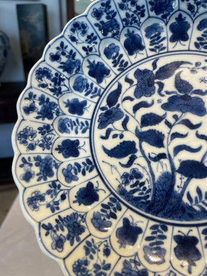 A group of thirteen Chinese blue, white and famille rose plates and a bowl, late Ming/early Qing — 照片 7