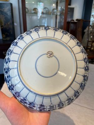A group of thirteen Chinese blue, white and famille rose plates and a bowl, late Ming/early Qing — 照片 8