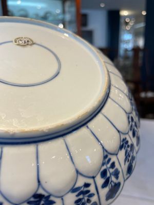 A group of thirteen Chinese blue, white and famille rose plates and a bowl, late Ming/early Qing — 照片 9