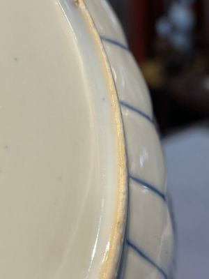 A group of thirteen Chinese blue, white and famille rose plates and a bowl, late Ming/early Qing — 照片 10