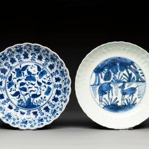 A group of thirteen Chinese blue, white and famille rose plates and a bowl, late Ming/early Qing — 照片 2