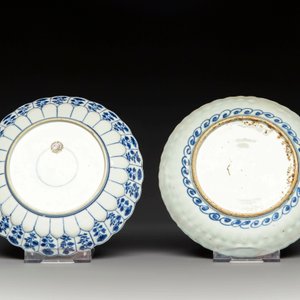 A group of thirteen Chinese blue, white and famille rose plates and a bowl, late Ming/early Qing — 照片 3