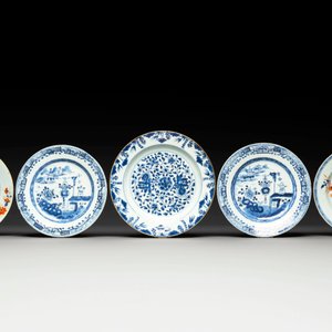 A group of thirteen Chinese blue, white and famille rose plates and a bowl, late Ming/early Qing — 照片 4