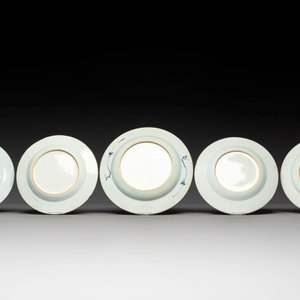 A group of thirteen Chinese blue, white and famille rose plates and a bowl, late Ming/early Qing — 照片 5