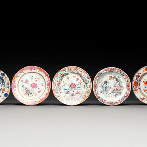 A group of thirteen Chinese blue, white and famille rose plates and a bowl, late Ming/early Qing — 照片 6