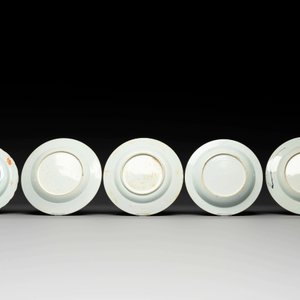 A group of thirteen Chinese blue, white and famille rose plates and a bowl, late Ming/early Qing — 照片 7