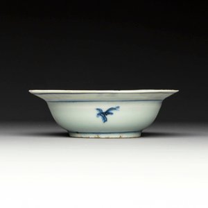 A group of thirteen Chinese blue, white and famille rose plates and a bowl, late Ming/early Qing — 照片 8