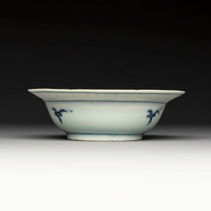 A group of thirteen Chinese blue, white and famille rose plates and a bowl, late Ming/early Qing — 照片 9