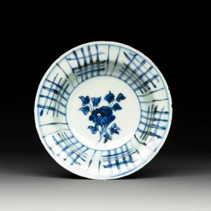 A group of thirteen Chinese blue, white and famille rose plates and a bowl, late Ming/early Qing — 照片 10