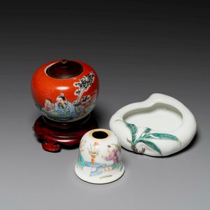 A group of three Chinese famille rose scholar’s desk objects, Qianlong mark, 19/20th C. — photo 1