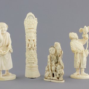 A group of various Asian ivory carvings incl. a falconer, 19th C. — photo 1