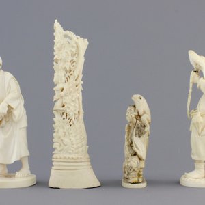 A group of various Asian ivory carvings incl. a falconer, 19th C. — photo 3