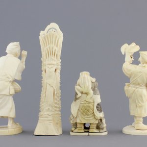 A group of various Asian ivory carvings incl. a falconer, 19th C. — photo 4