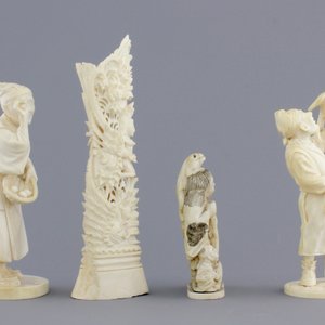 A group of various Asian ivory carvings incl. a falconer, 19th C. — photo 5