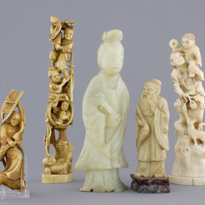 A group of various Chinese and Japanese carvings in soapstone, ivory and jadeite, 19th C. — photo 1