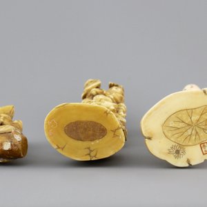 A group of various Chinese and Japanese carvings in soapstone, ivory and jadeite, 19th C. — photo 12