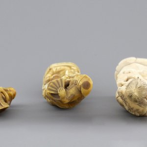 A group of various Chinese and Japanese carvings in soapstone, ivory and jadeite, 19th C. — photo 13