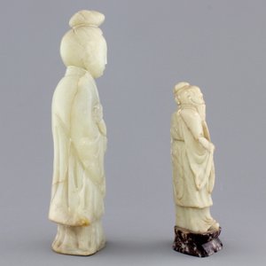 A group of various Chinese and Japanese carvings in soapstone, ivory and jadeite, 19th C. — photo 5