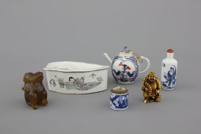A group of various Chinese porcelain including a teapot, cricket box and a blue and white snuff bottle, 18/20th C.