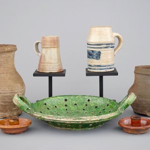 A group of various pottery and stoneware items, The Netherlands, 14/18th C. — 照片 1
