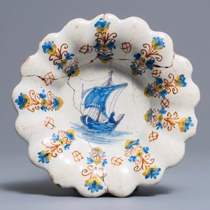 A Haarlem maiolica lobed dish with a boat, Verstraeten workshop, 17th C. — 照片 1