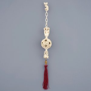 A hanging Chinese ivory puzzle ball, Canton, 19th C. — photo 1
