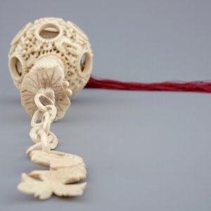 A hanging Chinese ivory puzzle ball, Canton, 19th C. — photo 6