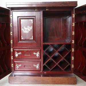 A heavy rosewood liquor cabinet inlaid with mother of pearl, probably Thai, 20th C. — 照片 2