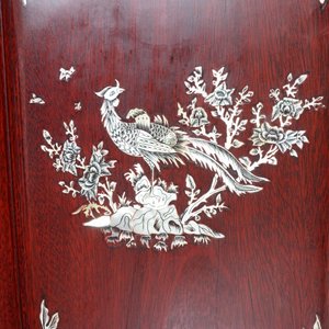A heavy rosewood liquor cabinet inlaid with mother of pearl, probably Thai, 20th C. — 照片 3