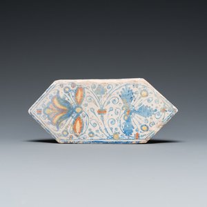 A hexagonal Antwerp maiolica border tile, 16th C. — 照片 1
