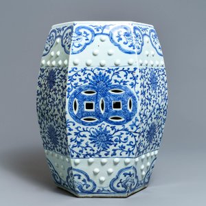 A hexagonal Chinese blue and white 'lotus scroll' garden seat, Qianlong/Jiaqing — 照片 1