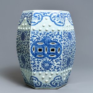 A hexagonal Chinese blue and white 'lotus scroll' garden seat, Qianlong/Jiaqing — 照片 3