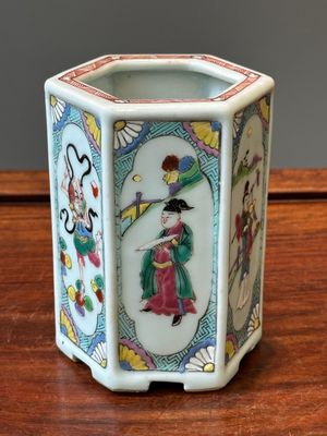 A hexagonal Chinese famille rose brush pot, Yongzheng — 照片 4