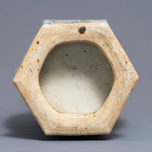 A hexagonal Chinese famille rose ‘Legend of the White Snake’ vase, 19th C. — 照片 6