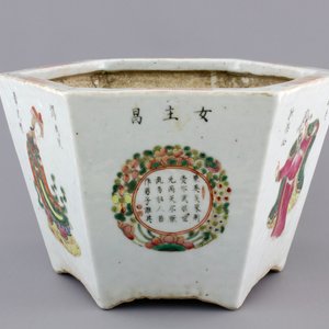 A hexagonal Chinese famille rose porcelain "Wu Shuang Pu" jardiniere, 19th C. — foto 1