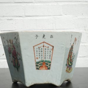 A hexagonal Chinese famille rose porcelain "Wu Shuang Pu" jardiniere, 19th C. — foto 11