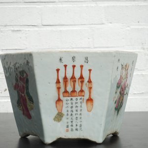 A hexagonal Chinese famille rose porcelain "Wu Shuang Pu" jardiniere, 19th C. — foto 13