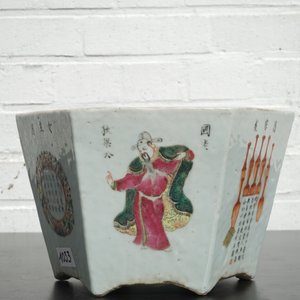 A hexagonal Chinese famille rose porcelain "Wu Shuang Pu" jardiniere, 19th C. — foto 14