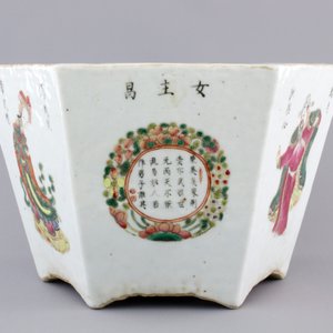 A hexagonal Chinese famille rose porcelain "Wu Shuang Pu" jardiniere, 19th C. — foto 2