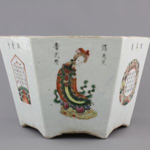 A hexagonal Chinese famille rose porcelain "Wu Shuang Pu" jardiniere, 19th C. — foto 3