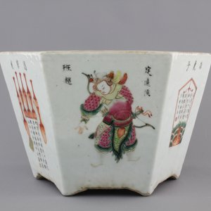 A hexagonal Chinese famille rose porcelain "Wu Shuang Pu" jardiniere, 19th C. — foto 5