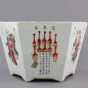 A hexagonal Chinese famille rose porcelain "Wu Shuang Pu" jardiniere, 19th C. — foto 6