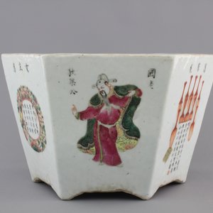 A hexagonal Chinese famille rose porcelain "Wu Shuang Pu" jardiniere, 19th C. — foto 7