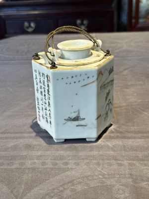 A hexagonal Chinese grisaille covered wine jug and warmer, signed Xinan Xushan 新安旭山, Guangxu mark, 19th C. — foto 1